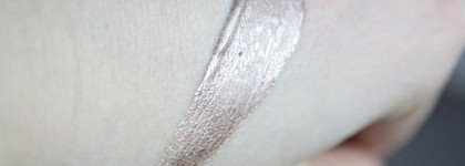 Металлический взгляд от Essence Glitter in the air Metallic eyeshadow 01 Dream On