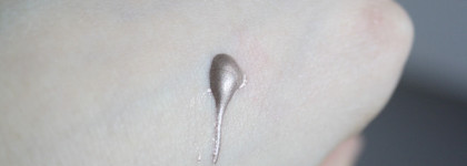 Металлический взгляд от Essence Glitter in the air Metallic eyeshadow 01 Dream On