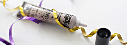 Металлический взгляд от Essence Glitter in the air Metallic eyeshadow 01 Dream On