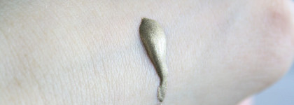 Жидкое золото Essence Glitter in the air Metallic eyeshadow 02 Smile! You're beautiful