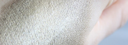 Жидкое золото Essence Glitter in the air Metallic eyeshadow 02 Smile! You're beautiful