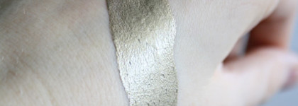 Жидкое золото Essence Glitter in the air Metallic eyeshadow 02 Smile! You're beautiful