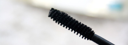 Яркая Essence Lashes Of The Day