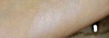 Нежнятина Essence Prismatic Hololighter Stick