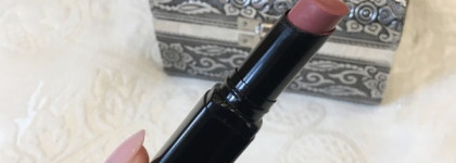 Две розово-лиловые помады - Artdeco Lip Passion Smooth Touch Lipstick 35 и Essence Longlasting Lipstick Nude 03 Come Naturally