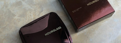 Hourglass Ambient Lighting Powder в оттенке Dim Light