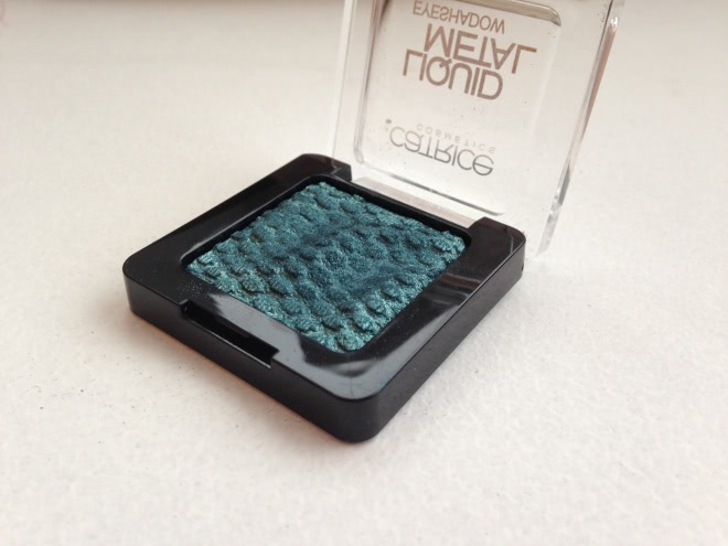 Catrice liquid metal eyeshadow 060 Petrol Pan