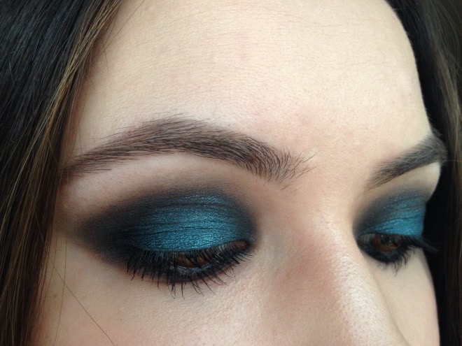 Catrice liquid metal eyeshadow 060 Petrol Pan