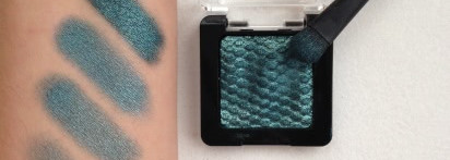 Catrice liquid metal eyeshadow 060 Petrol Pan