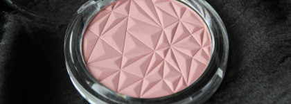 Essence Glitter in the air – strobing blush and highlighter powder и кисть Strobing brush