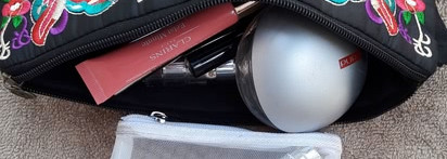 Косметичка в отпуск на море (декоративная косметика и парфюмерия)