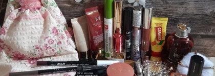 Мои постоянные жители полочки с декоративной косметикой