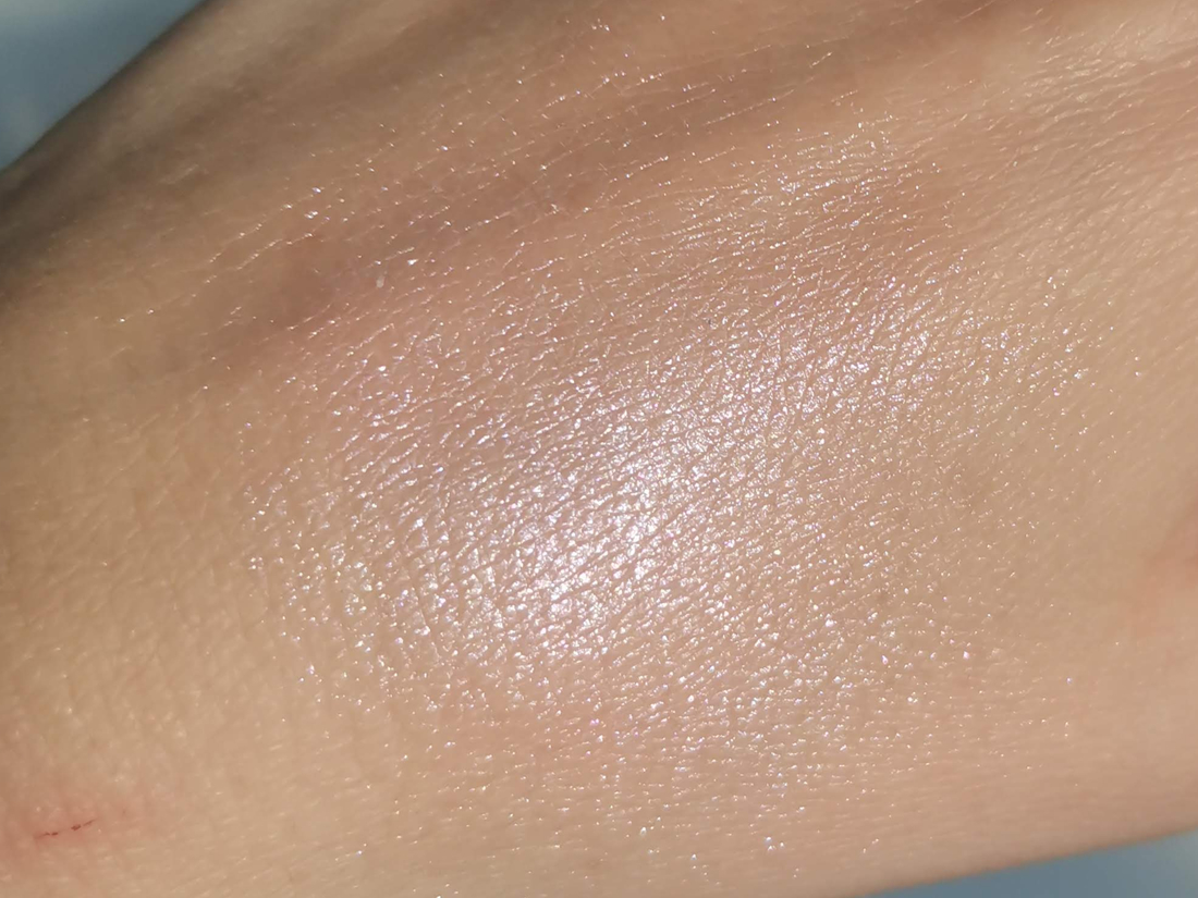 Essence So Mesmerizing Highlighter. Звезды + жемчужины, естественное теплое освещение