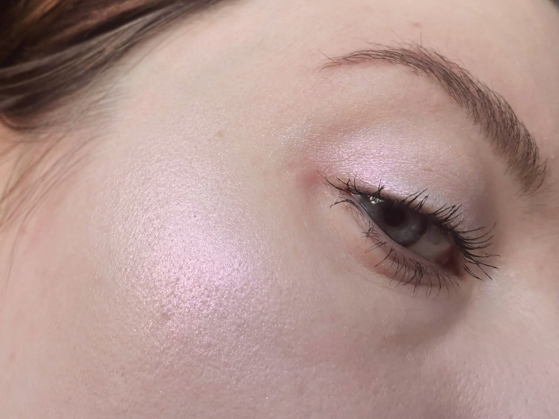 Catrice Space Glam Highlighter на скуле и веке