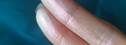 Пара розовых хайлайтеров: Catrice Space Glam Holo Highlighter, Essence So Mesmerizing Eye & Face Highlighter