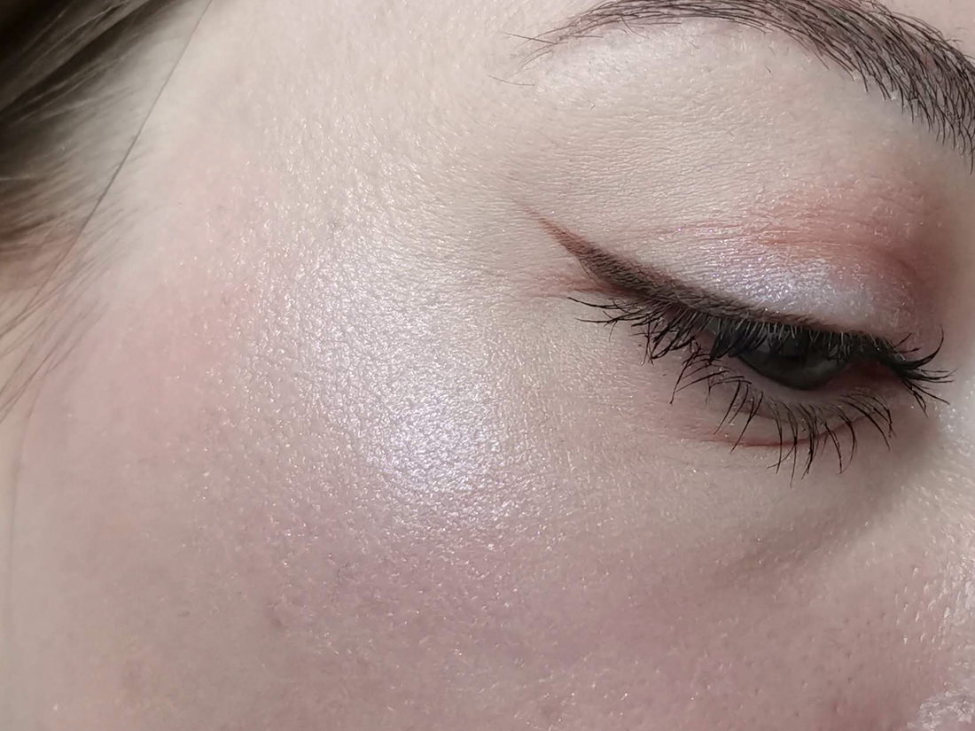 Essence So Mesmerizing Highlighter. Дневной свет