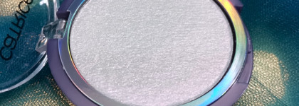 Пара розовых хайлайтеров: Catrice Space Glam Holo Highlighter, Essence So Mesmerizing Eye & Face Highlighter