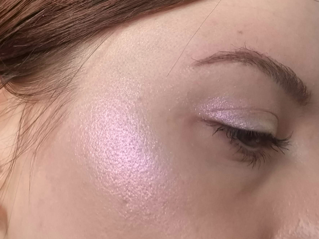 Catrice Space Glam Highlighter на скуле и веке