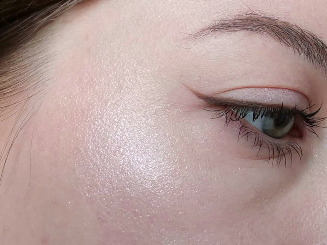 Essence So Mesmerizing Highlighter. Дневной свет