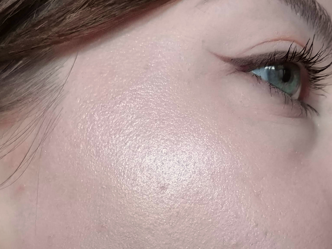 Essence So Mesmerizing Highlighter. Дневной свет