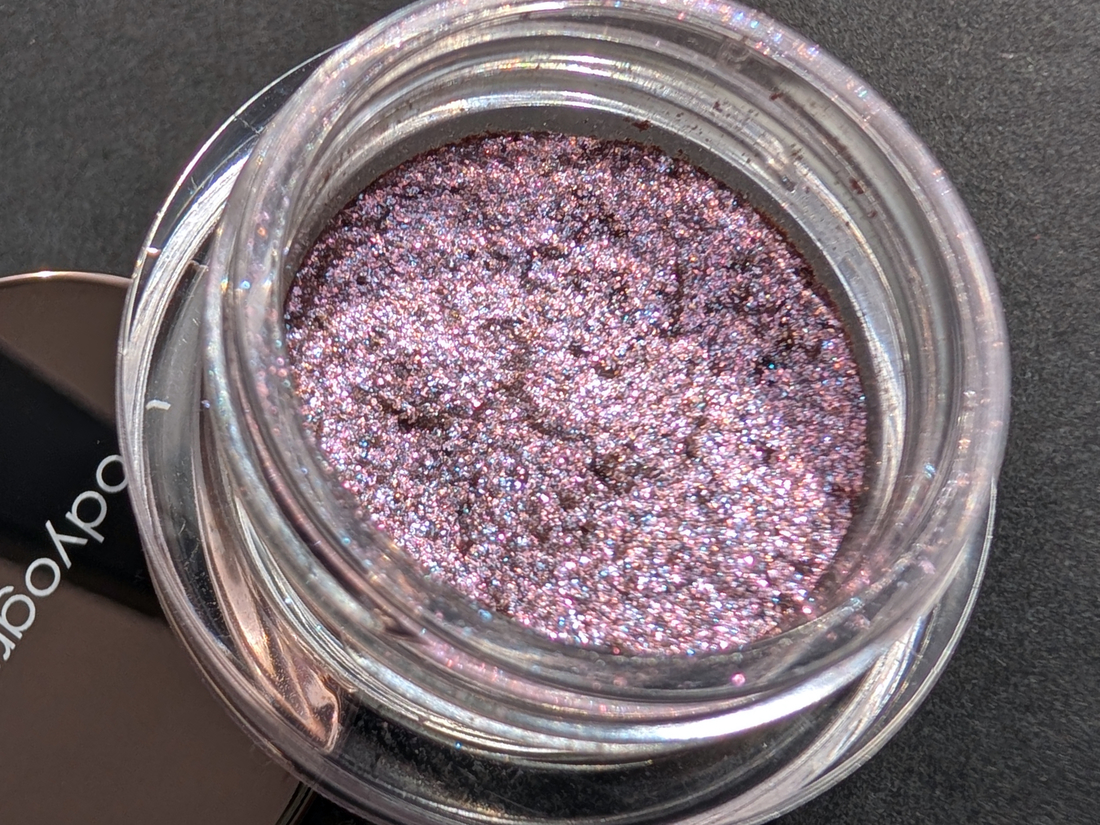 Bodyography Glitter Pigment Hue текстура в банке, солнечный свет