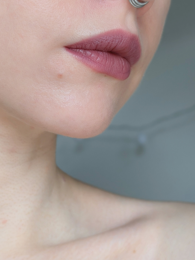 MAC MACximal Matte Lipstick Soar, очень тонкий растушеванный слой, дневной свет
