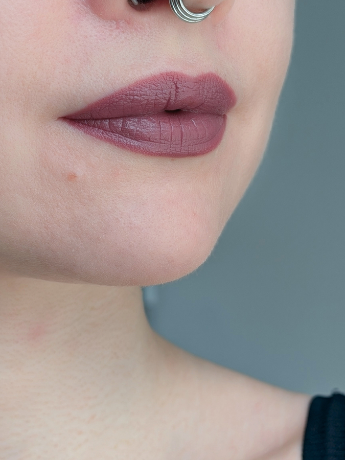 MAC MACximal Matte Lipstick Soar, средний слой, дневной свет