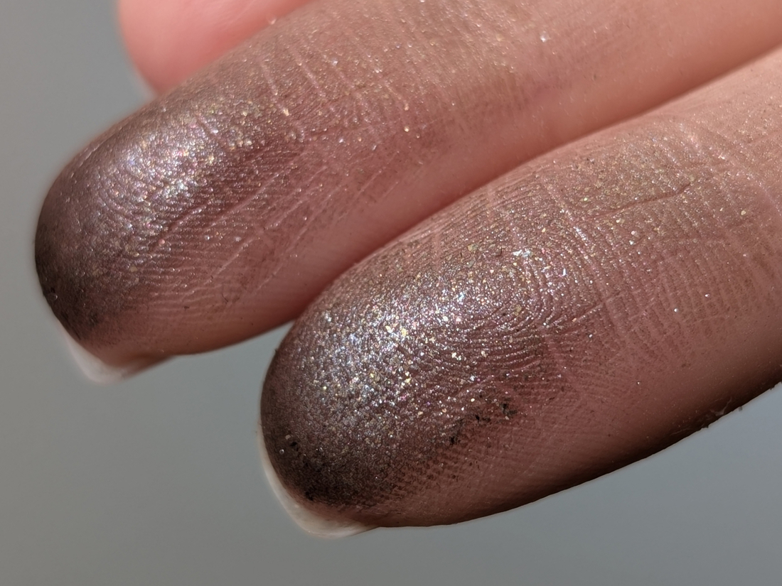 Bodyography Glitter Pigment Caviar, дневной свет