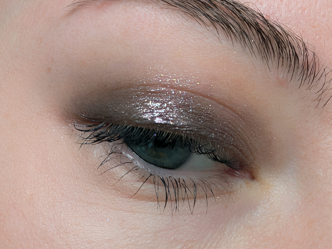 Bodyography Glitter Pigment Caviar, плотный слой, дневной свет