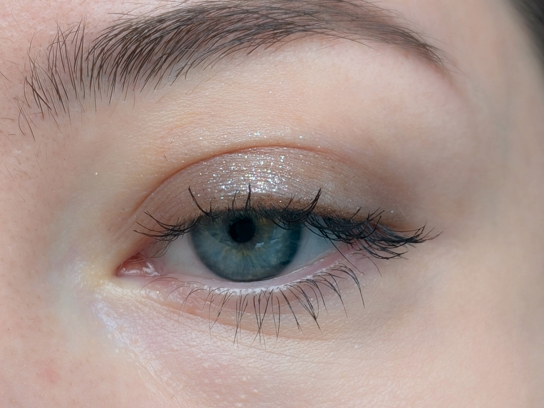 Bodyography Glitter Pigment Caviar, тонкий слой, дневной свет