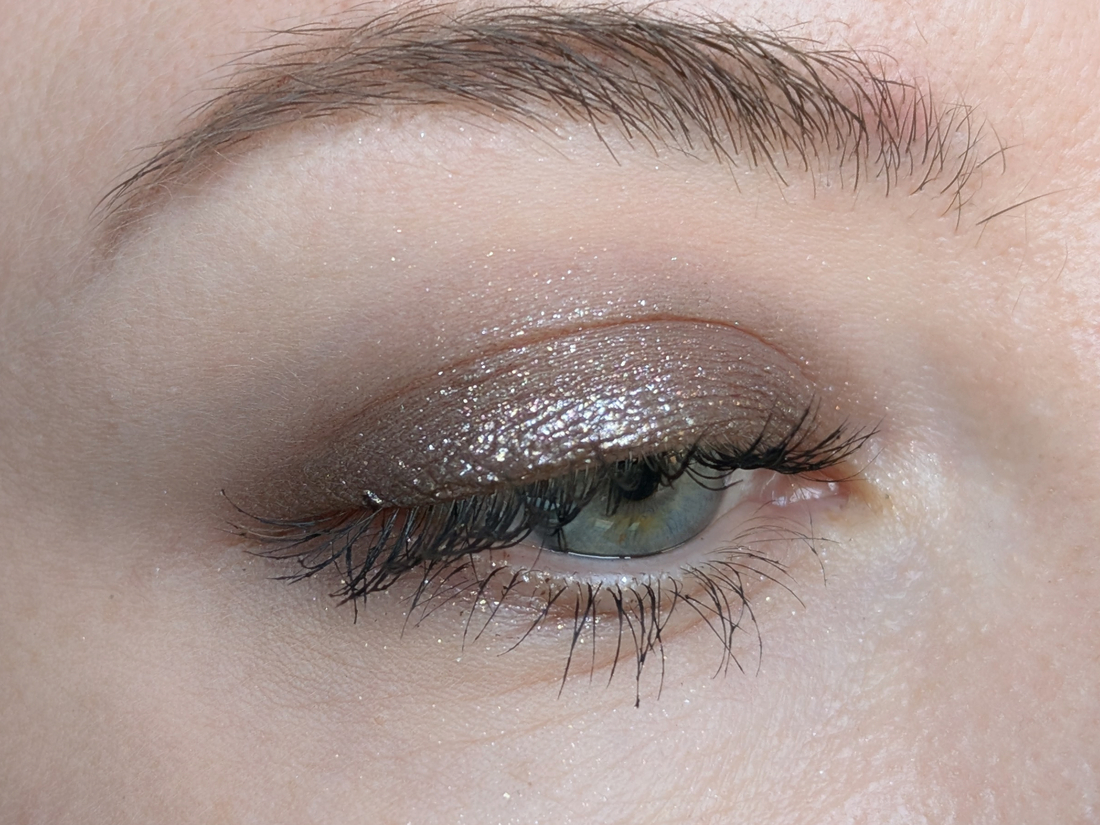 Bodyography Glitter Pigment Caviar, средний слой, дневной свет