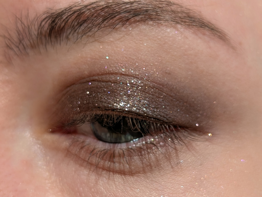 Bodyography Glitter Pigment Caviar, плотный слой, солнце