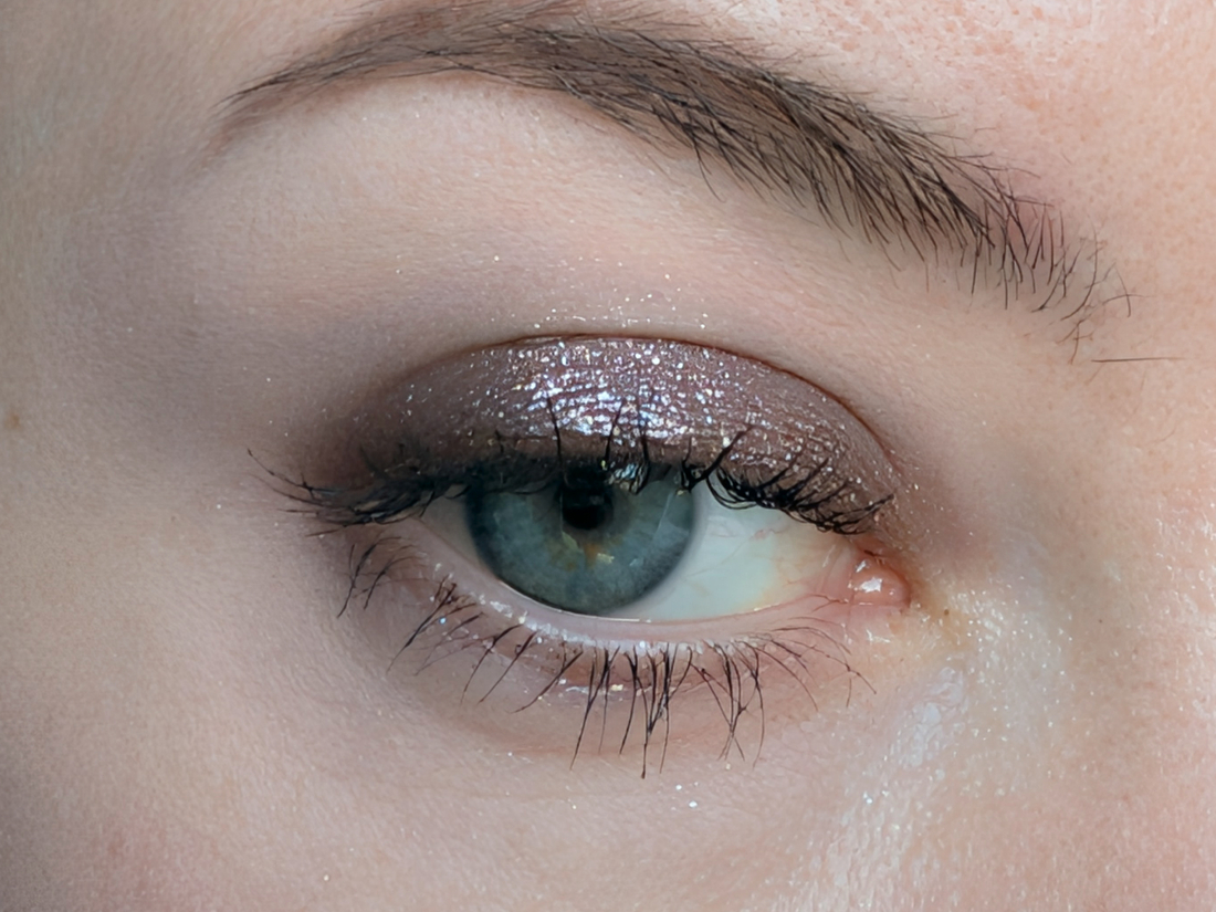 Bodyography Glitter Pigment Caviar, средний слой, вечернее холодное освещение
