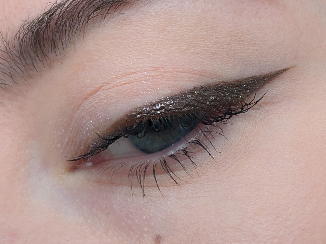 Bodyography Glitter Pigment Caviar, дневной свет