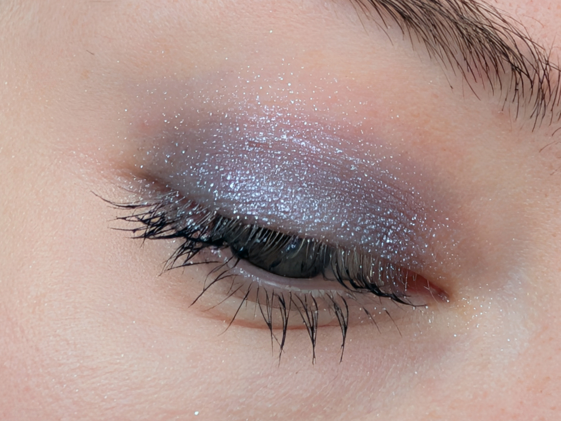 Bodyography Glitter Pigment Comet, дневной свет