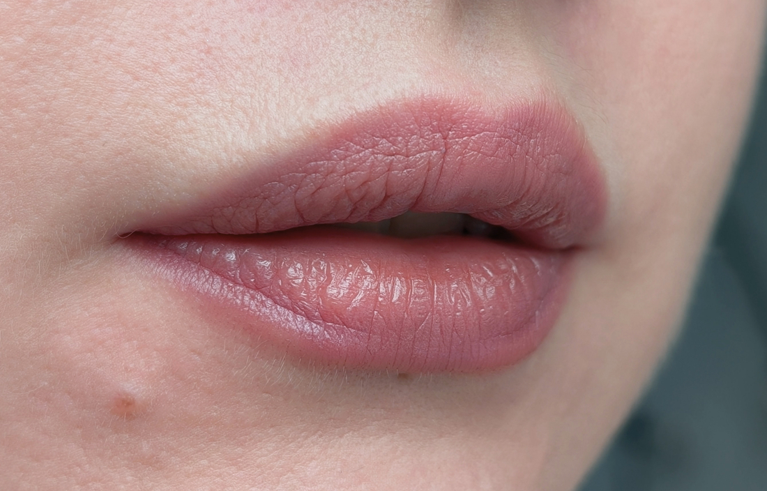 Chupa Chups Blueberry Yogurt, тонкий слой, нанесение пальцем, дневной свет