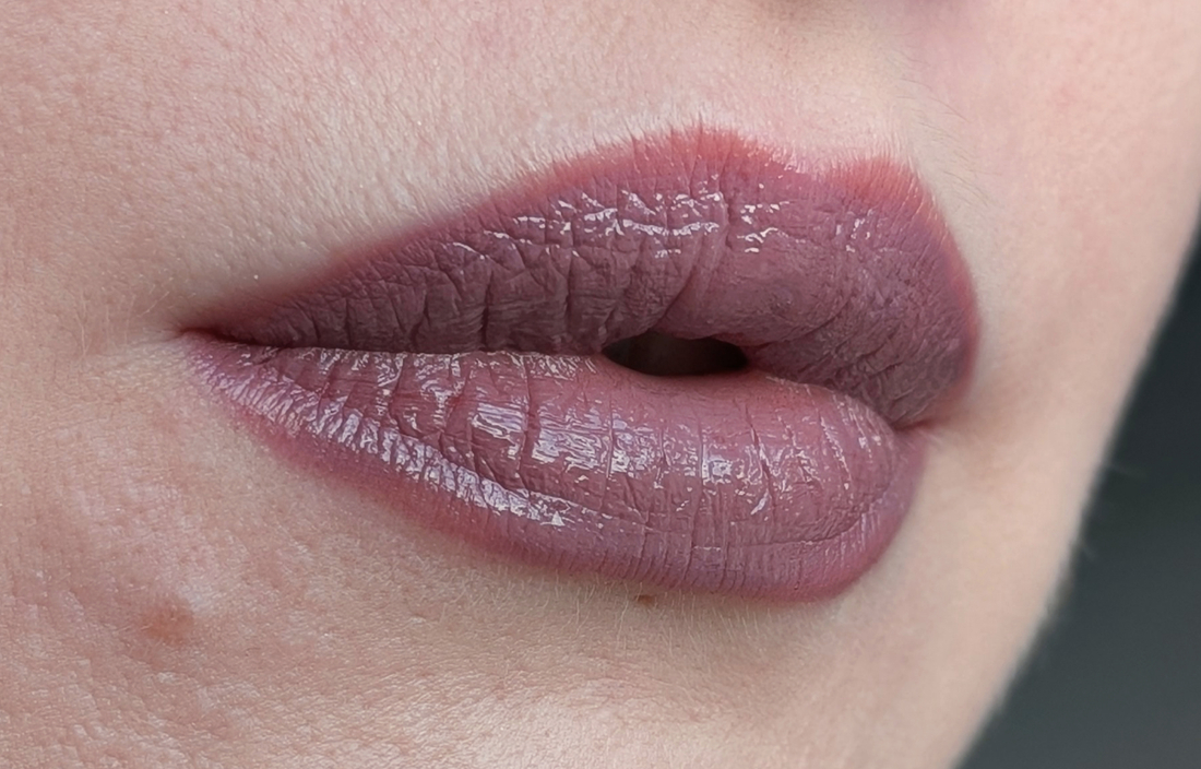 Chupa Chups Blueberry Yogurt, два слоя, дневной свет