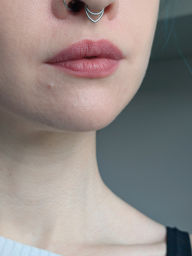 MAC Powder Kiss Kinda Soar-ta, помада растушёвана пальцем, дневной свет