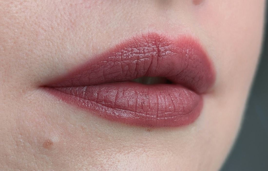 MAC Powder Kiss Kinda Soar-ta, несколько слоёв, дневной свет