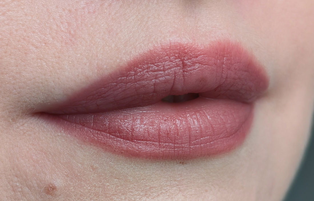 MAC Powder Kiss Kinda Soar-ta, один слой, дневной свет