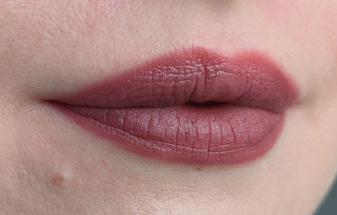 MAC Powder Kiss Kinda Soar-ta, несколько слоёв, дневной свет