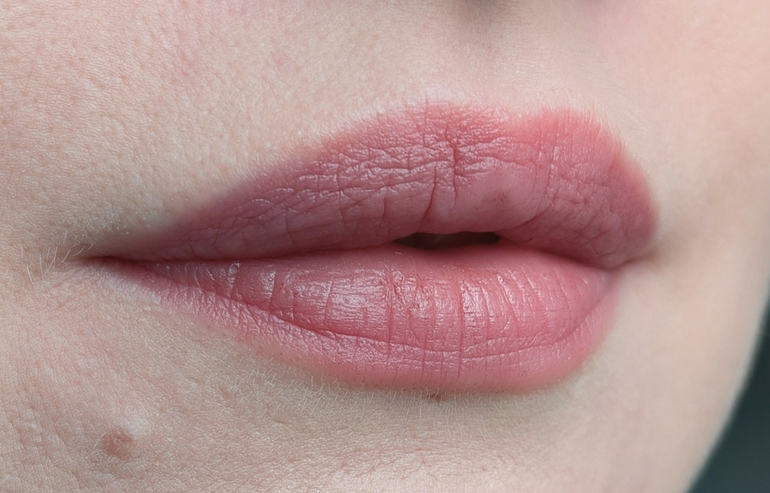 MAC Powder Kiss Kinda Soar-ta, помада растушёвана пальцем, дневной свет