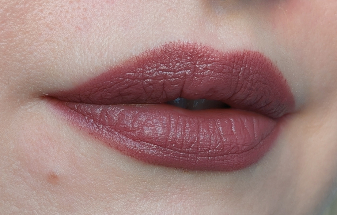 MAC Powder Kiss Kinda Soar-ta, несколько слоёв, дневной свет