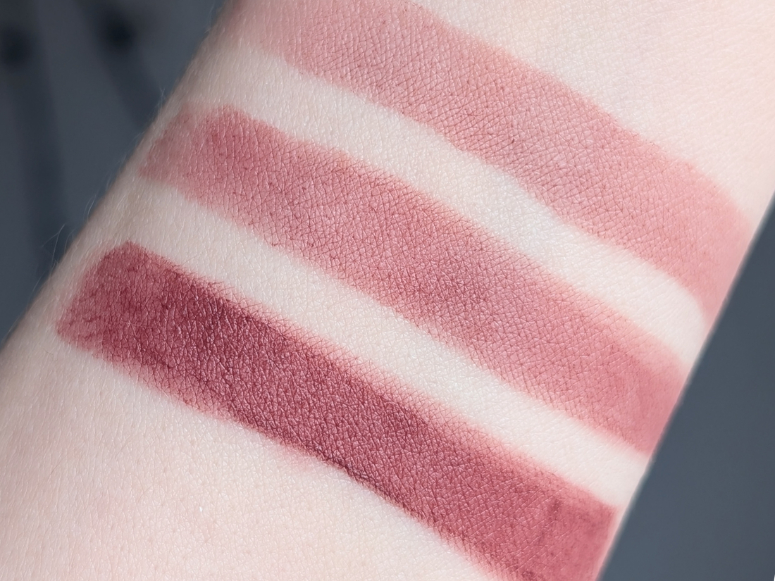 MAC Powder Kiss Kinda Soar-ta, растушёвка/один слой/несколько слоёв, дневной свет