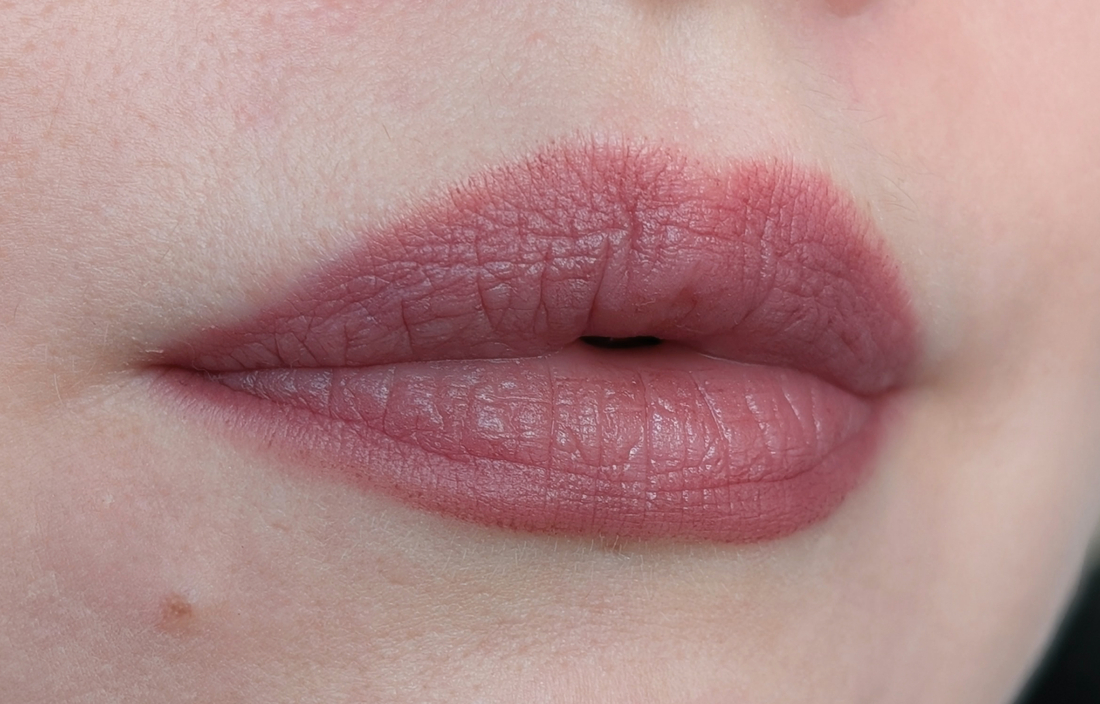 MAC Powder Kiss Kinda Soar-ta, один слой, дневной свет