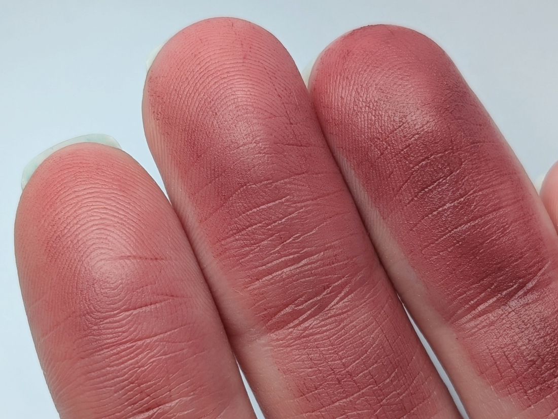 MAC Powder Kiss Kinda Soar-ta, растушёвка/один слой/несколько слоёв, тёплый дневной свет