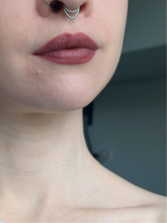 MAC Powder Kiss Kinda Soar-ta, несколько слоёв, дневной свет