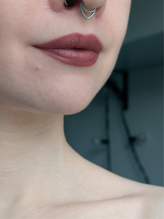 MAC Powder Kiss Kinda Soar-ta, несколько слоёв, дневной свет