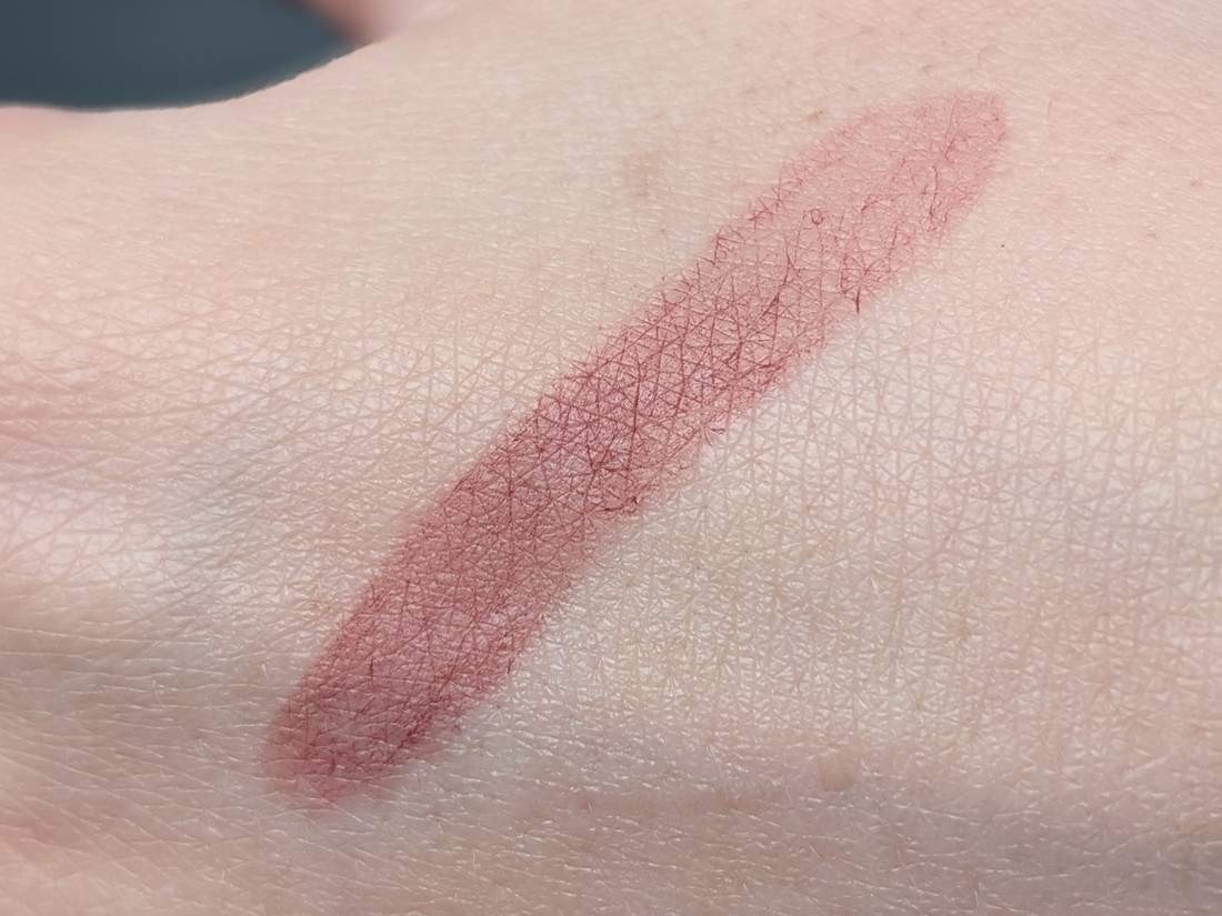 MAC Powder Kiss Kinda Soar-ta, один слой, дневной свет