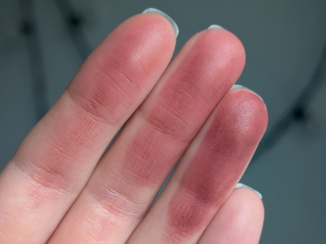 MAC Powder Kiss Kinda Soar-ta, растушёвка/один слой/несколько слоёв, дневной свет